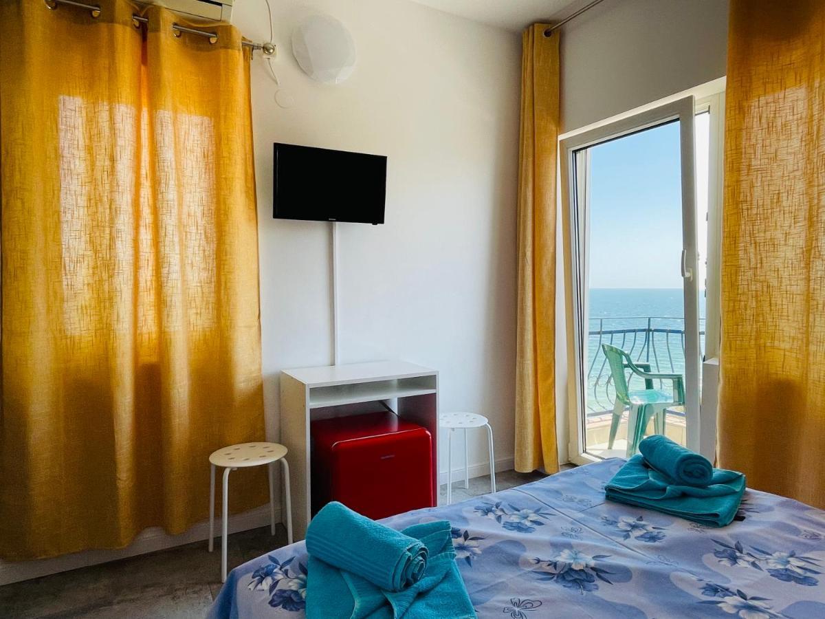Pierre La Tarmul Marii -Primim Vouchere Vacanta Hostel Costinesti Exterior photo