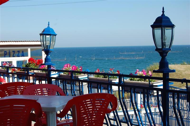 Pierre La Tarmul Marii -Primim Vouchere Vacanta Hostel Costinesti Exterior photo